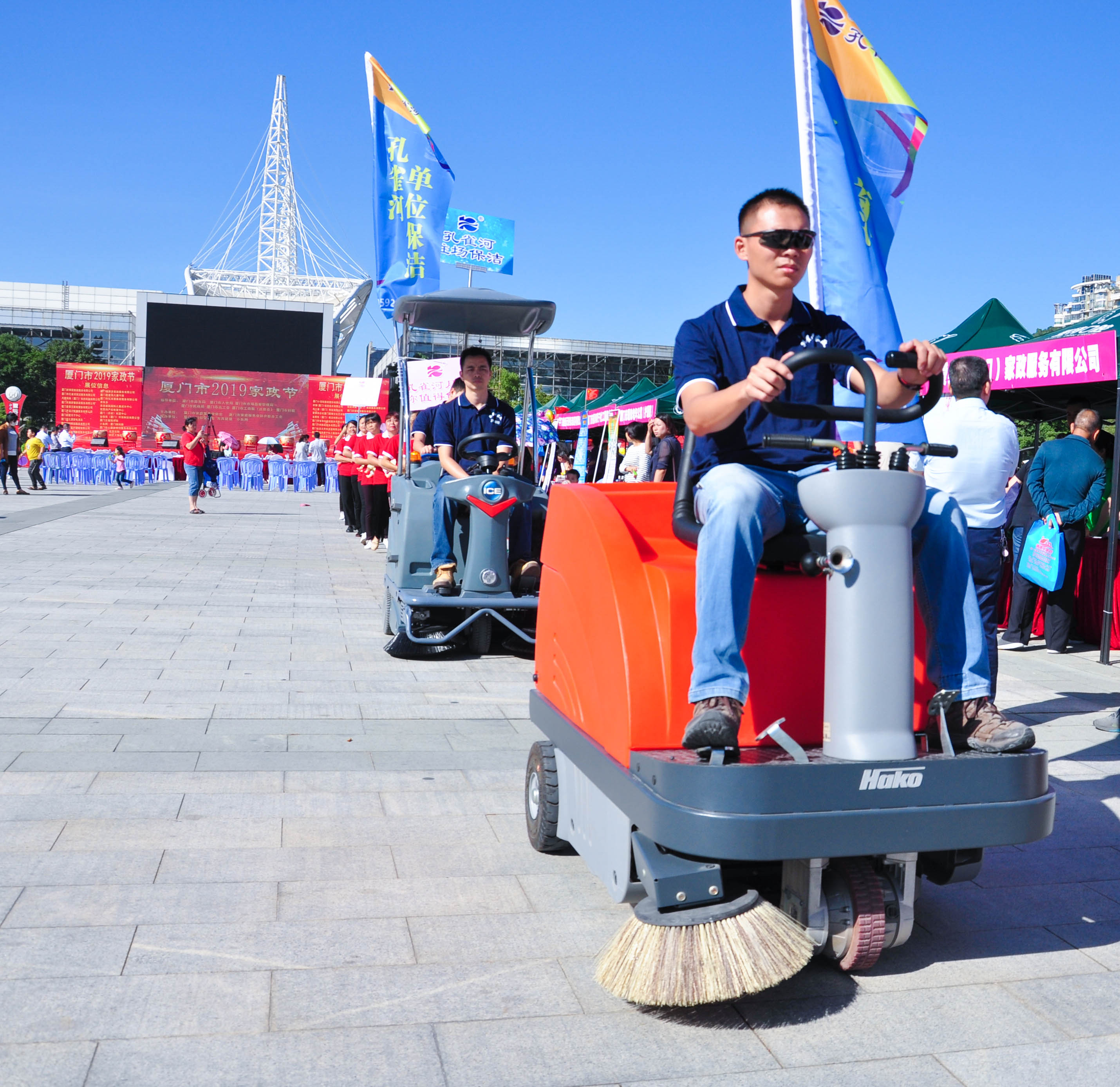 �g��Ц�Z(y��)��һ����ʮ�˰���ˇ�R�ψ�(ch��ng)������ȸ�������B�T�е����ü�����(ji��)