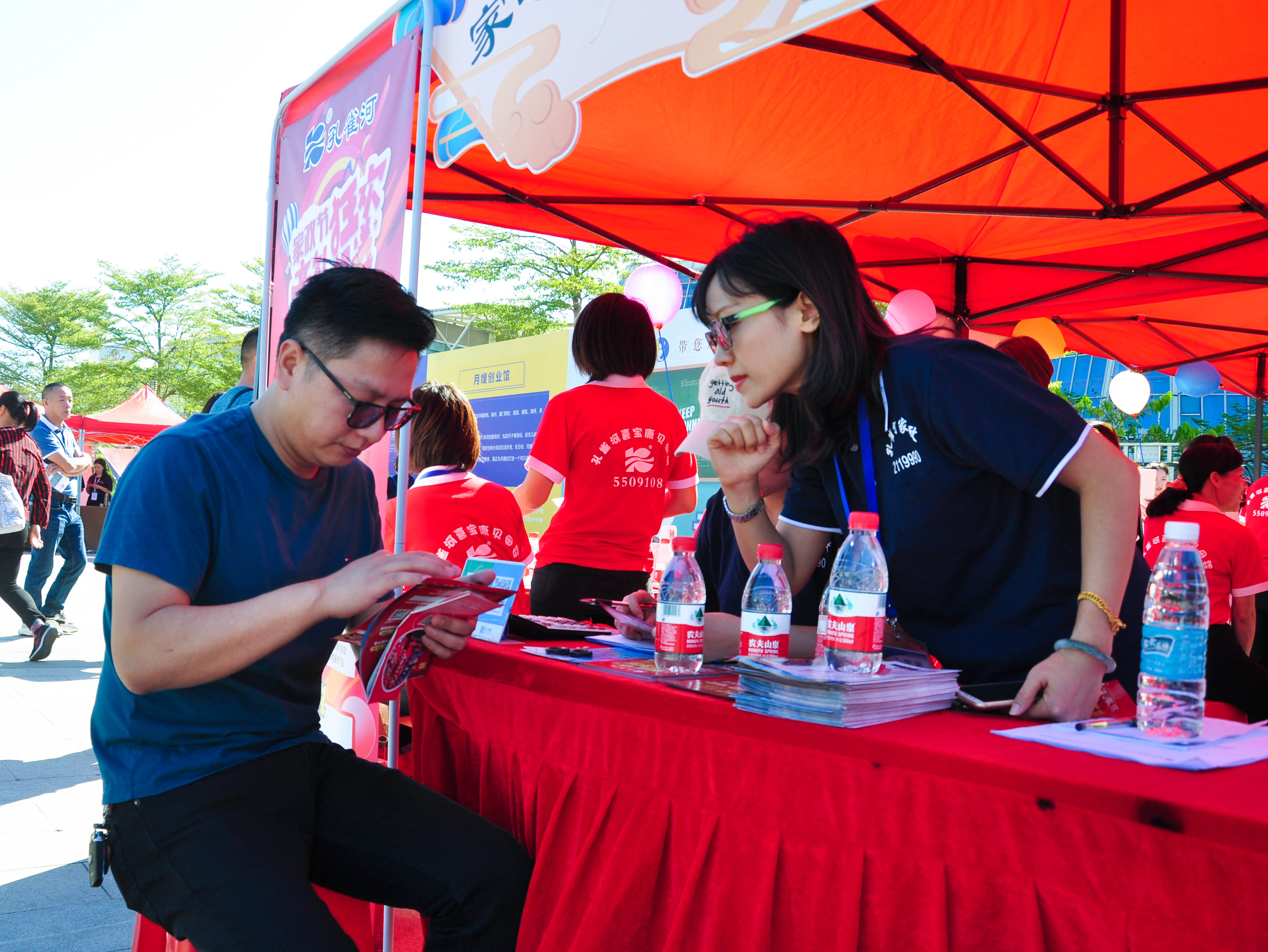 �g��Ц�Z(y��)��һ����ʮ�˰���ˇ�R�ψ�(ch��ng)������ȸ�������B�T�е����ü�����(ji��)