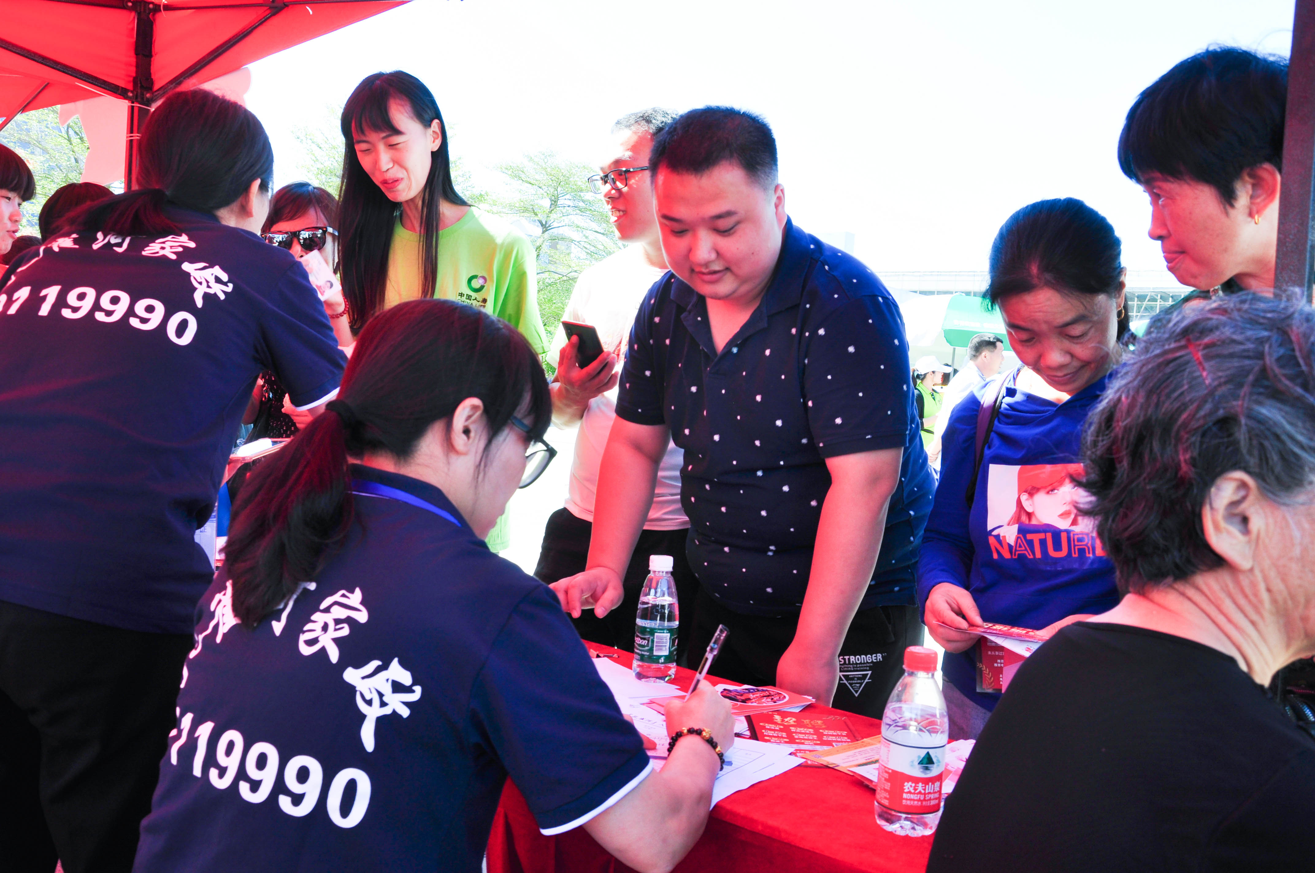 �g��Ц�Z(y��)��һ����ʮ�˰���ˇ�R�ψ�(ch��ng)������ȸ�������B�T�е����ü�����(ji��)