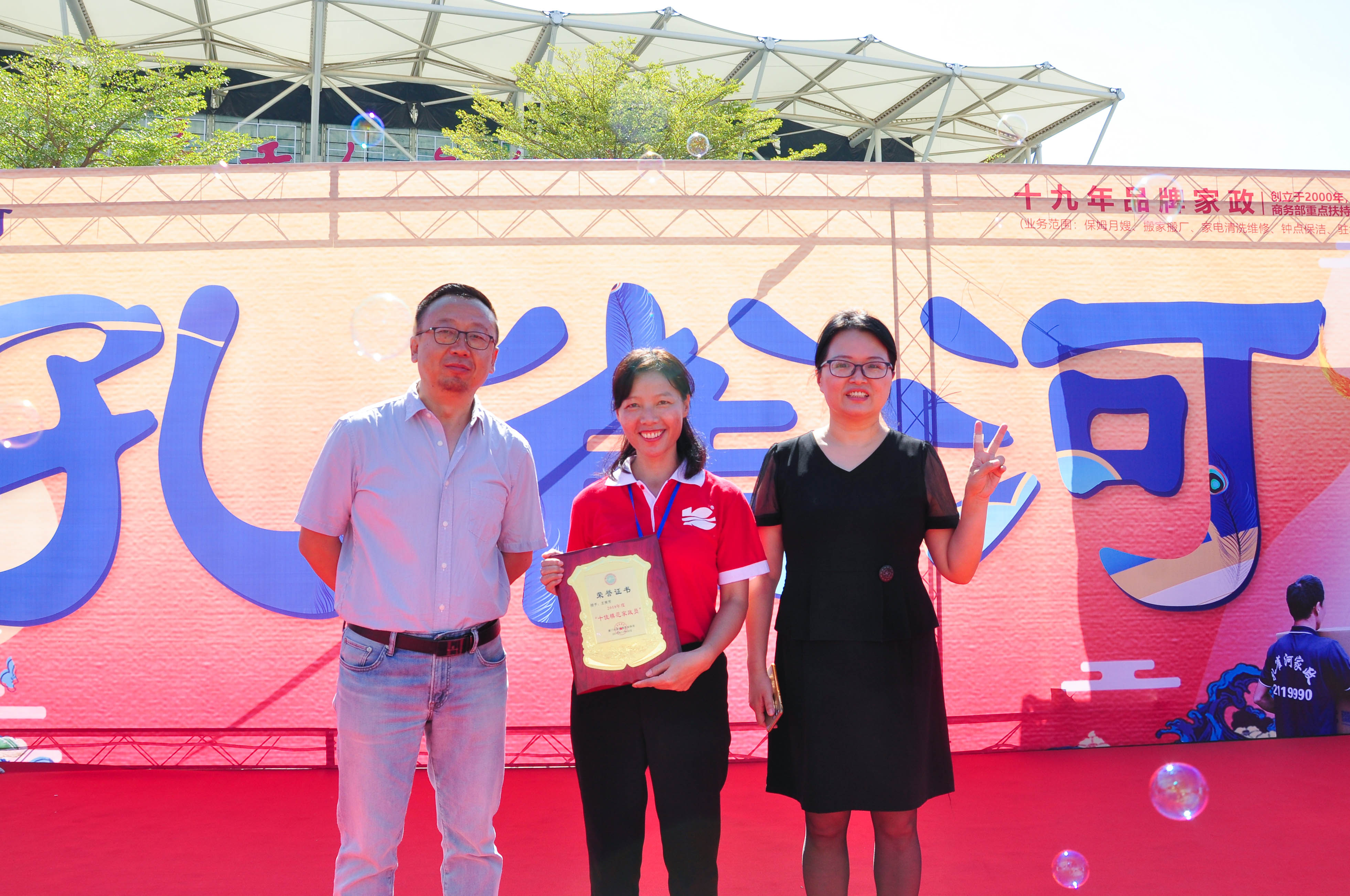 �g��Ц�Z(y��)��һ����ʮ�˰���ˇ�R�ψ�(ch��ng)������ȸ�������B�T�е����ü�����(ji��)